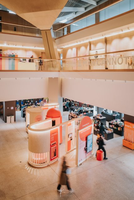The Design Museum พิพิธภัณฑ์ดีไซน์ใต้หลังคาทองแดงทรงอานม้า @Kensington