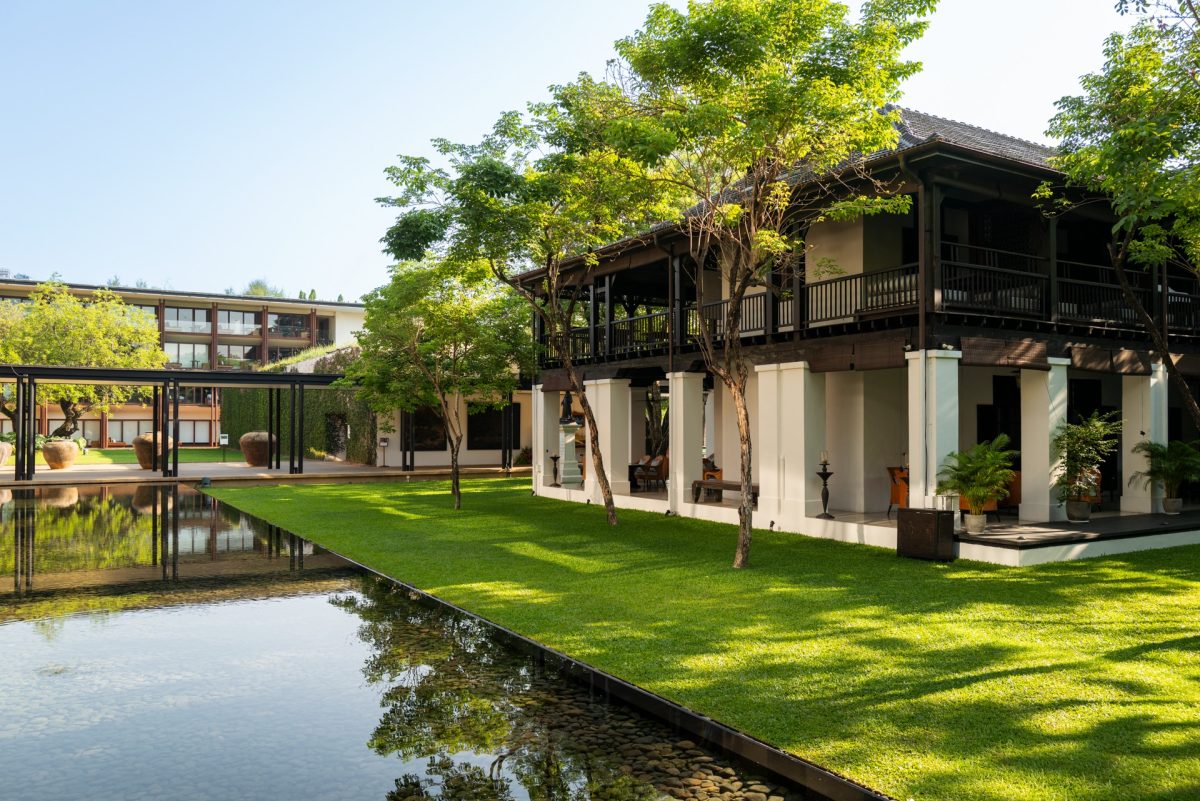 อาคารพักของรีสอร์ตพร้อมระเบียงและสวน