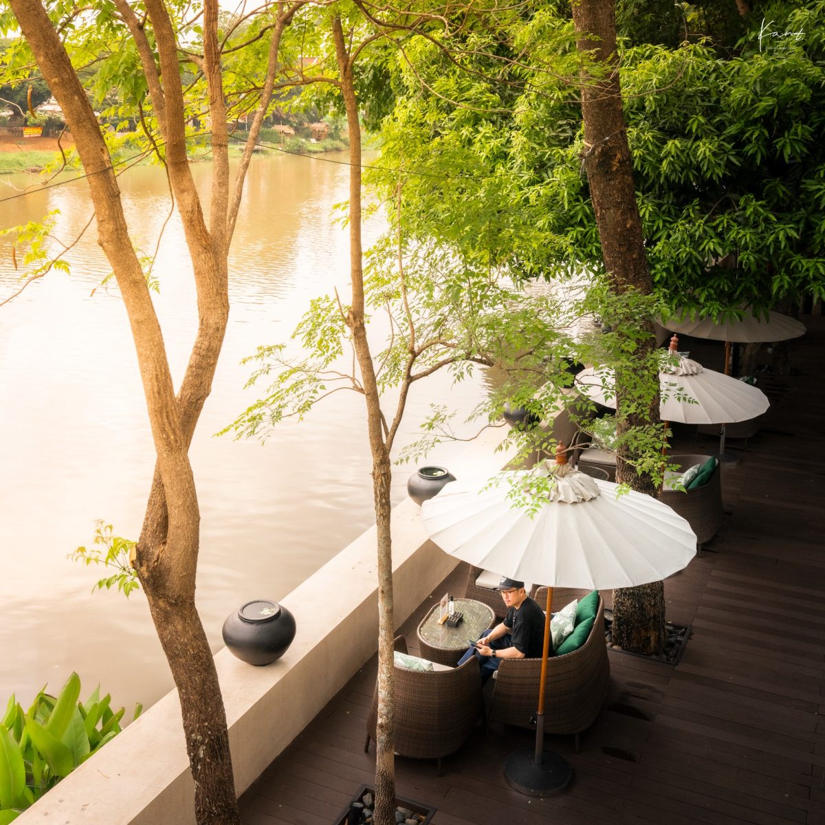 ริมแม่น้ำปิงพร้อมร่มผ้าสีขาวและแมกไม้ บรรยากาศสงบ