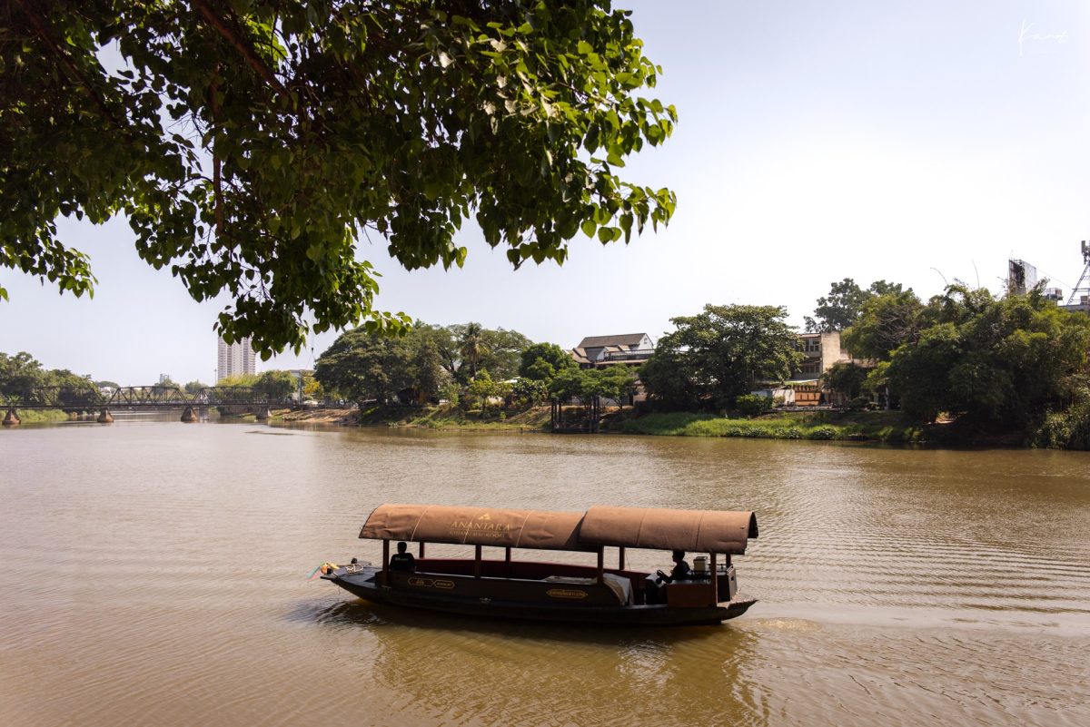 เรือไม้จอดริมแม่น้ำปิง