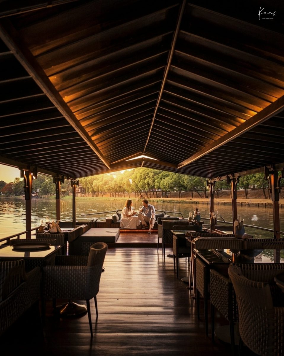 ดินเนอร์บนเรือล่องแม่น้ำปิงยามอาทิตย์อัสดง คู่รักนั่งชมวิว