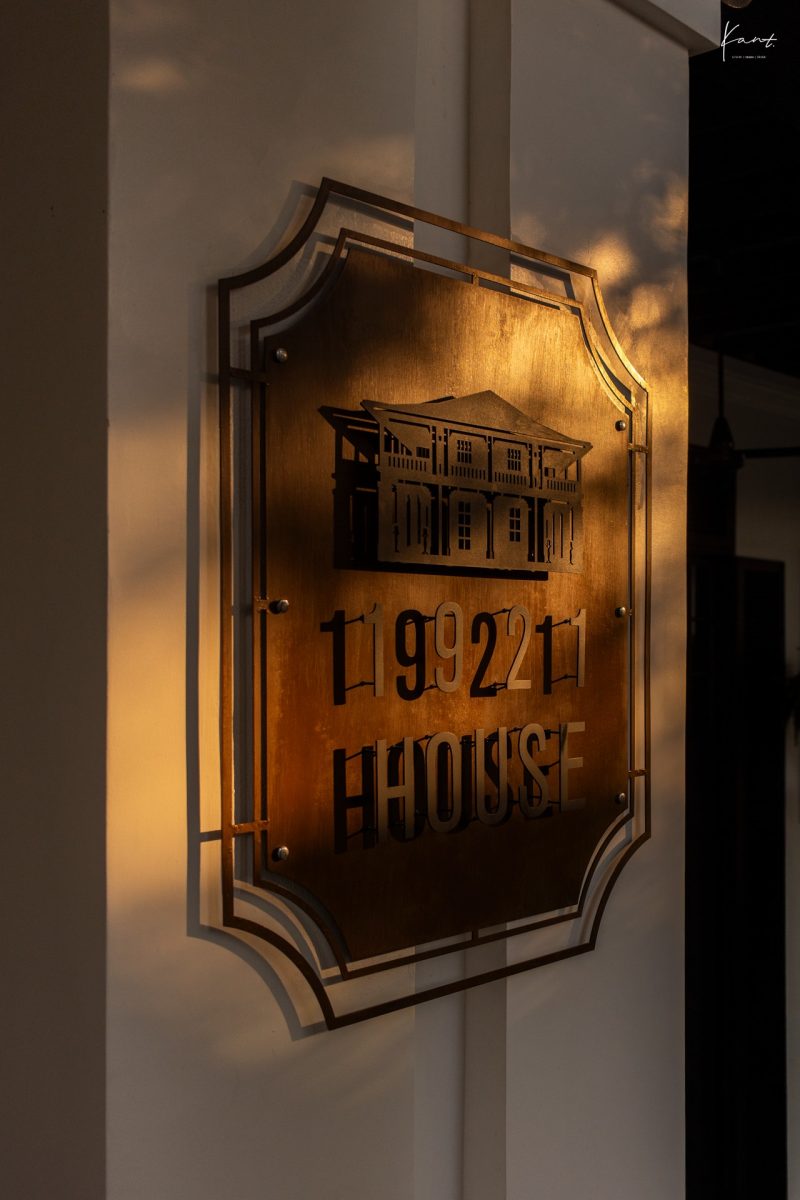 รายละเอียดงานไม้และป้ายปี 1922 ของห้องอาหาร