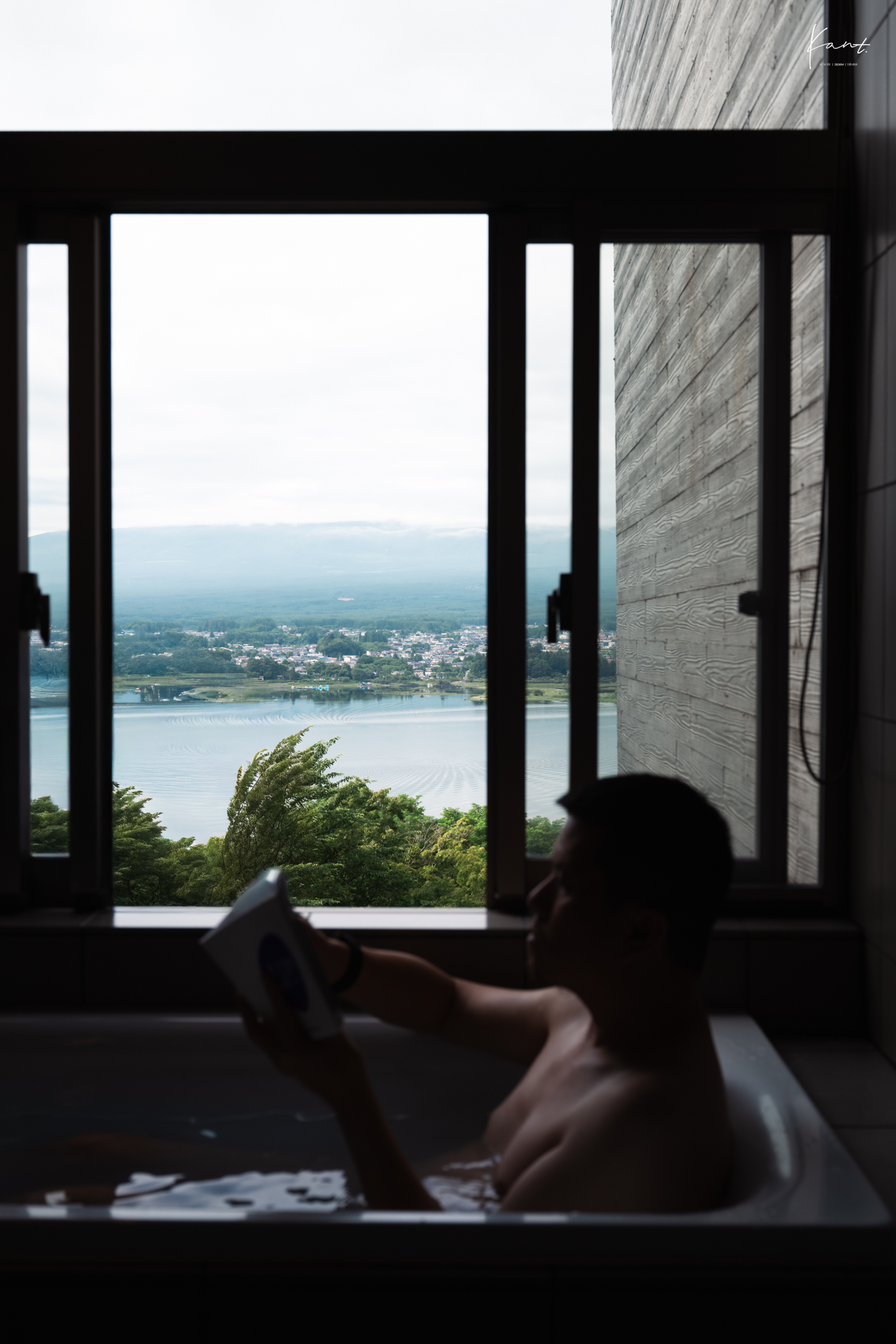 มุมนั่งริมหน้าต่างรับวิวทะเลสาบยามค่ำที่ HOSHINOYA Fuji