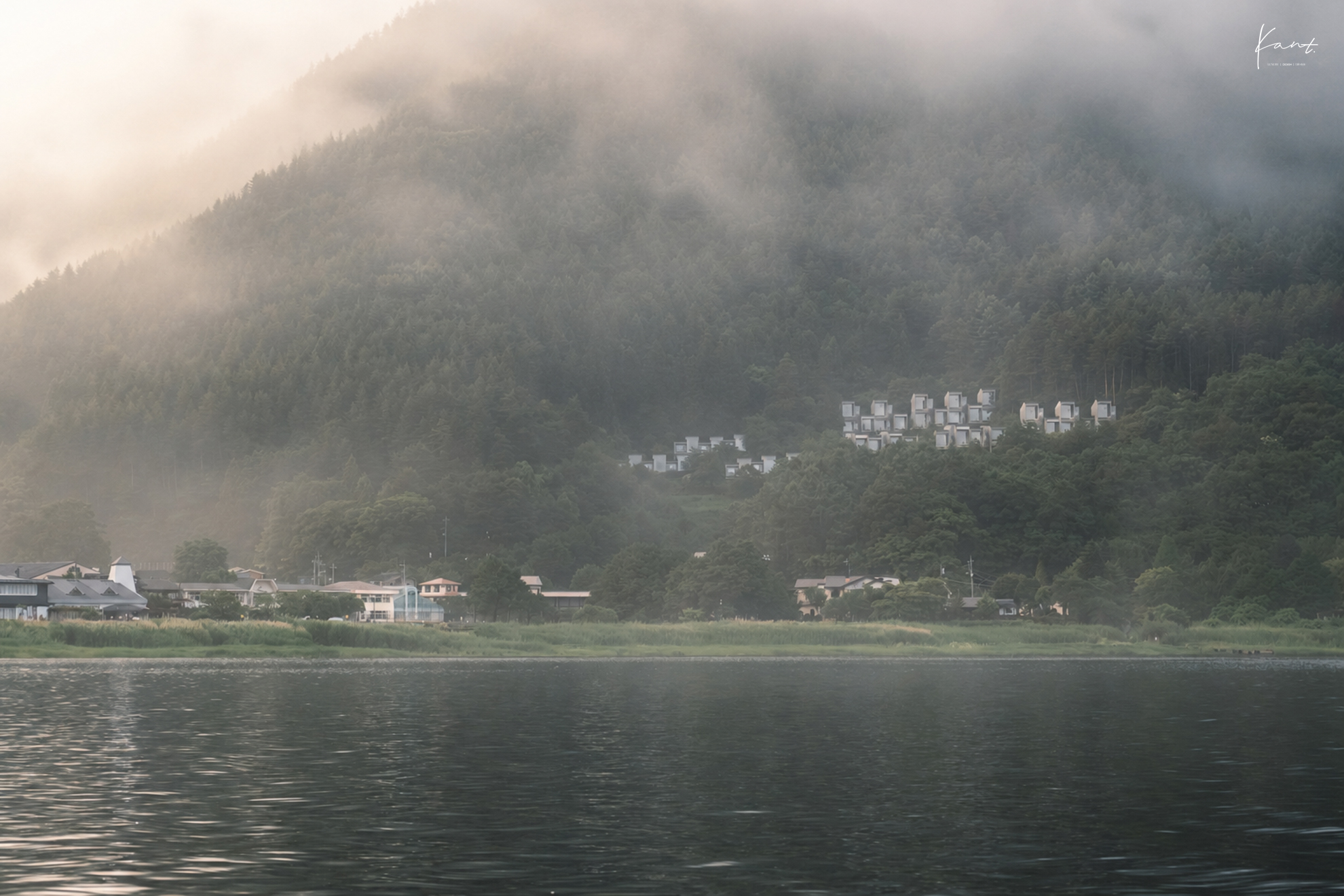 ทะเลสาบคาวากุจิยามเช้าปกคลุมด้วยหมอกบางที่ HOSHINOYA Fuji