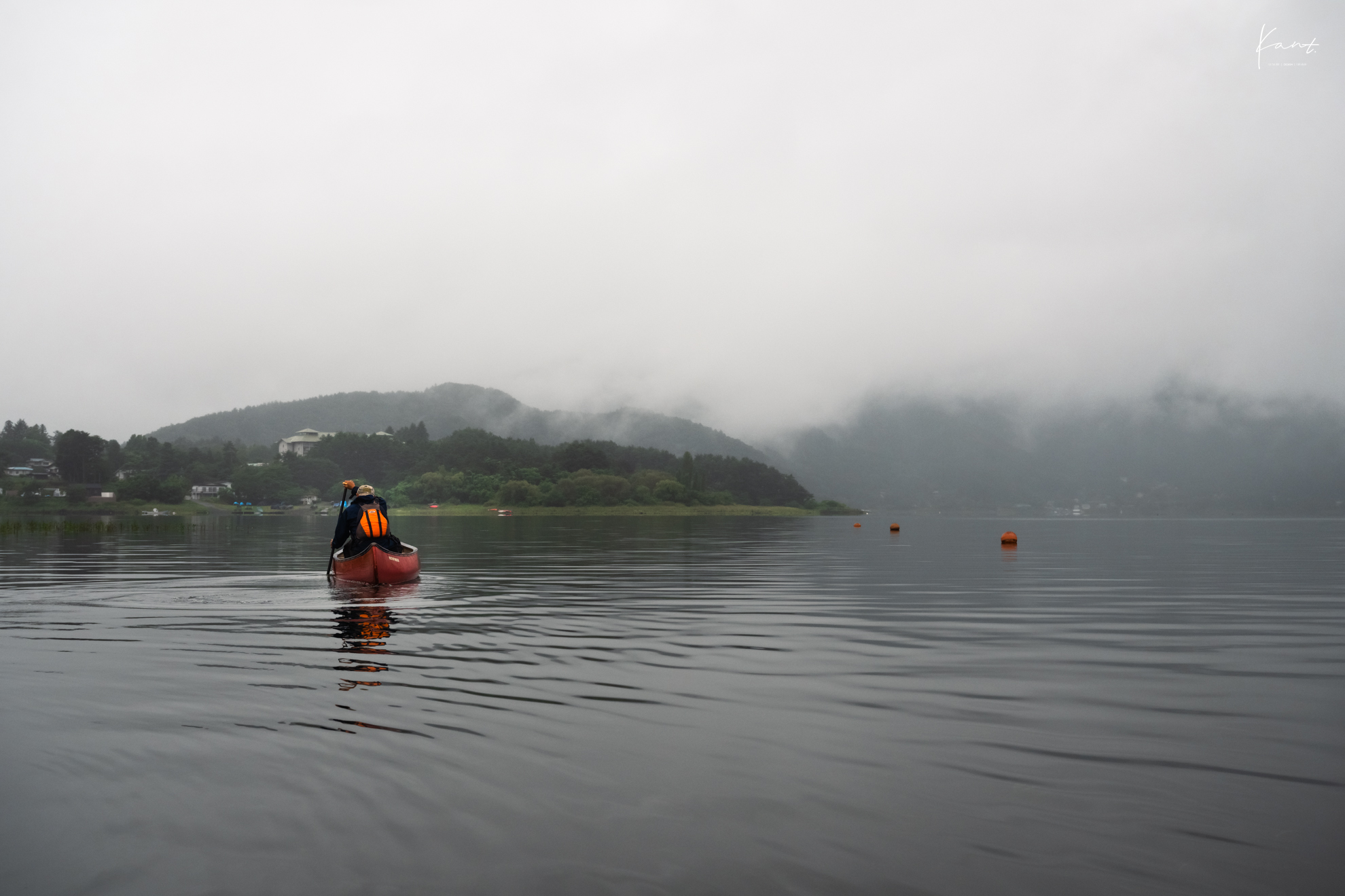พายเรือแคนูกลางทะเลสาบคาวากุจิยามเช้าที่ HOSHINOYA Fuji