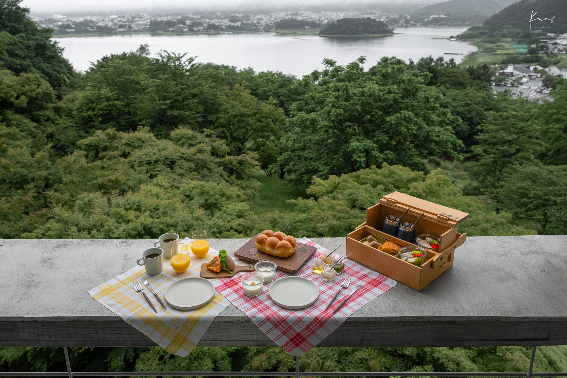 กล่องอาหารเช้าเสิร์ฟบนระเบียงมองวิวป่าสนที่ HOSHINOYA Fuji
