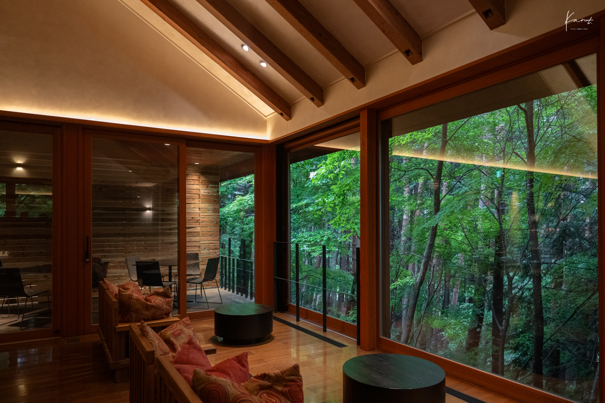 ห้องพัก Cabin เปิดผนังกระจกเต็มความสูงรับวิวป่าสน ทำหน้าที่เป็น Viewfinder ที่ HOSHINOYA Fuji