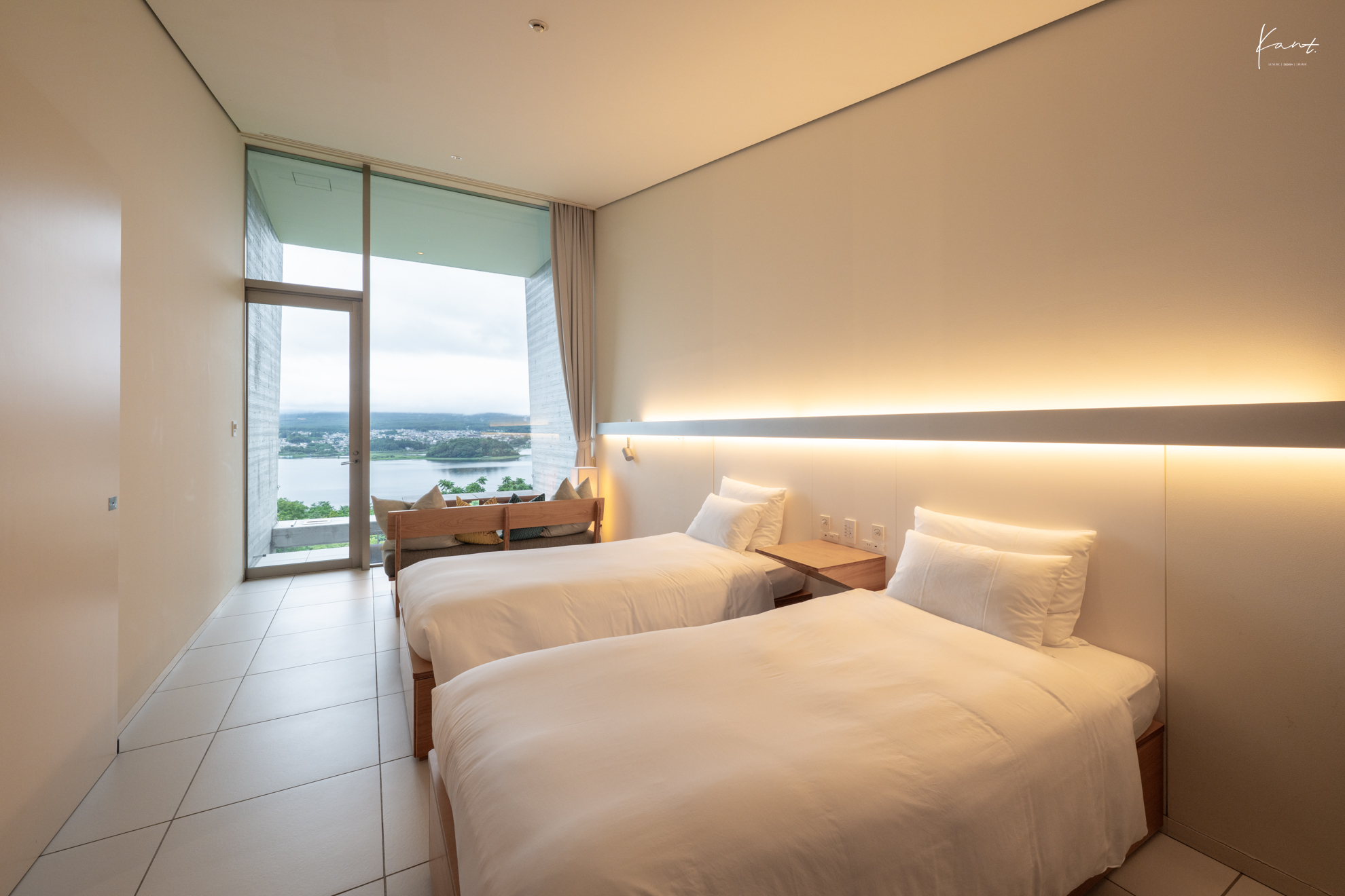 เตียงนอนในห้อง Cabin เปิดหน้าต่างรับวิวทะเลสาบคาวากุจิที่ HOSHINOYA Fuji