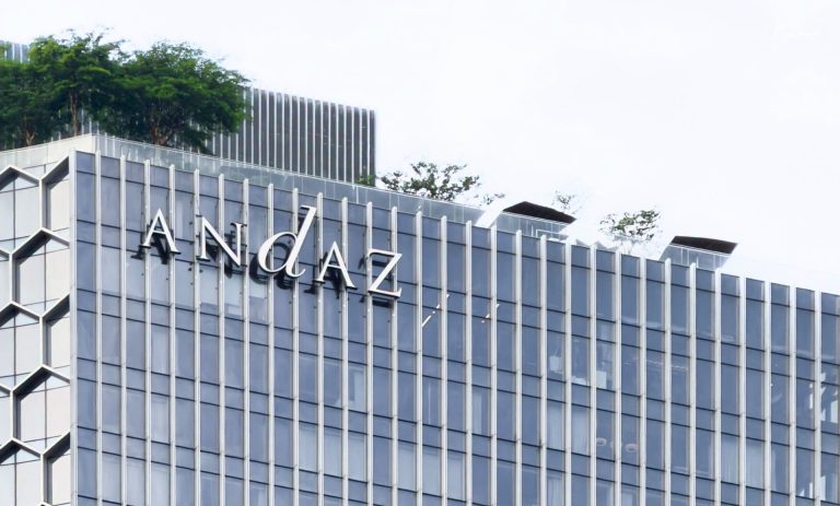 ผนังกระจกแนวตั้งของ Andaz Singapore ลวดลายตารางสะท้อนแสงสุดทันสมัย