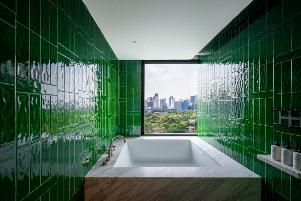 ห้องน้ำกระเบื้องเขียวมรกต ANdAZ One Bangkok