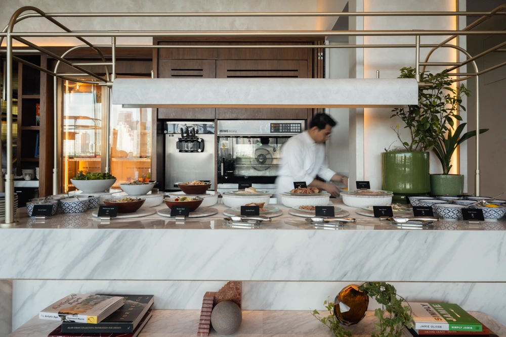 เชฟปรุงอาหารสดที่ครัวเปิด ANdAZ Terrace
