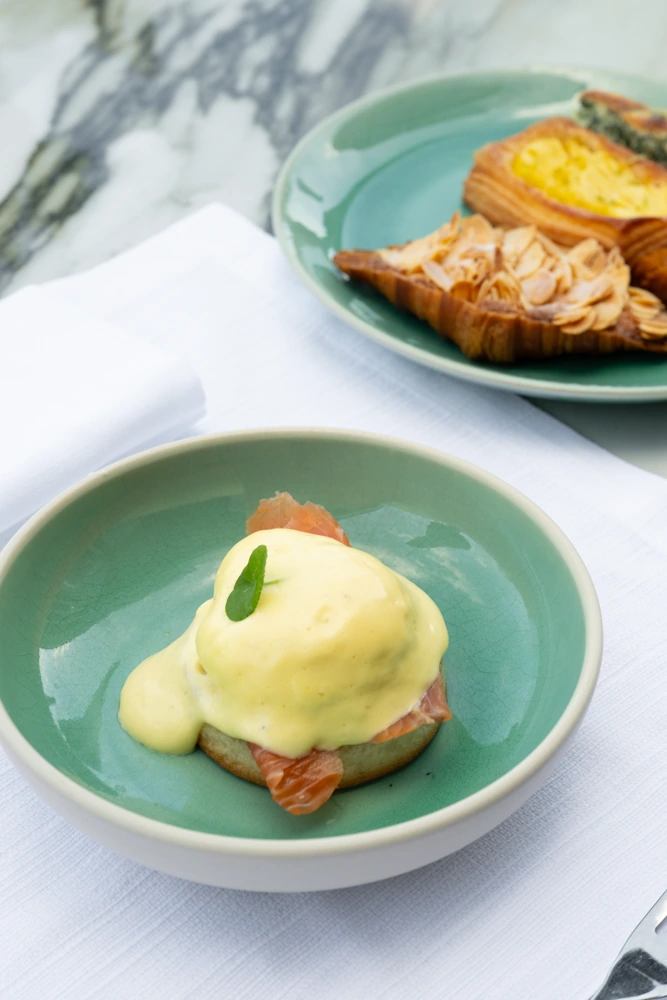 Eggs Royale ANdAZ Terrace เสิร์ฟบนจานเซลาดอน
