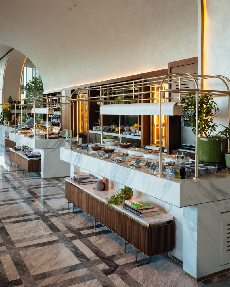 ANdAZ Terrace เคาน์เตอร์บุฟเฟ่ต์มื้อเช้าและครัวเปิด ชั้น L