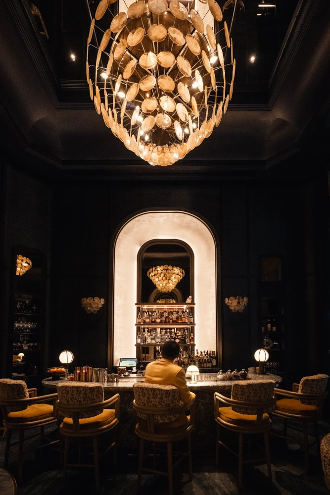 แชนเดอเลียร์ Blue Grotto ANdAZ One Bangkok
