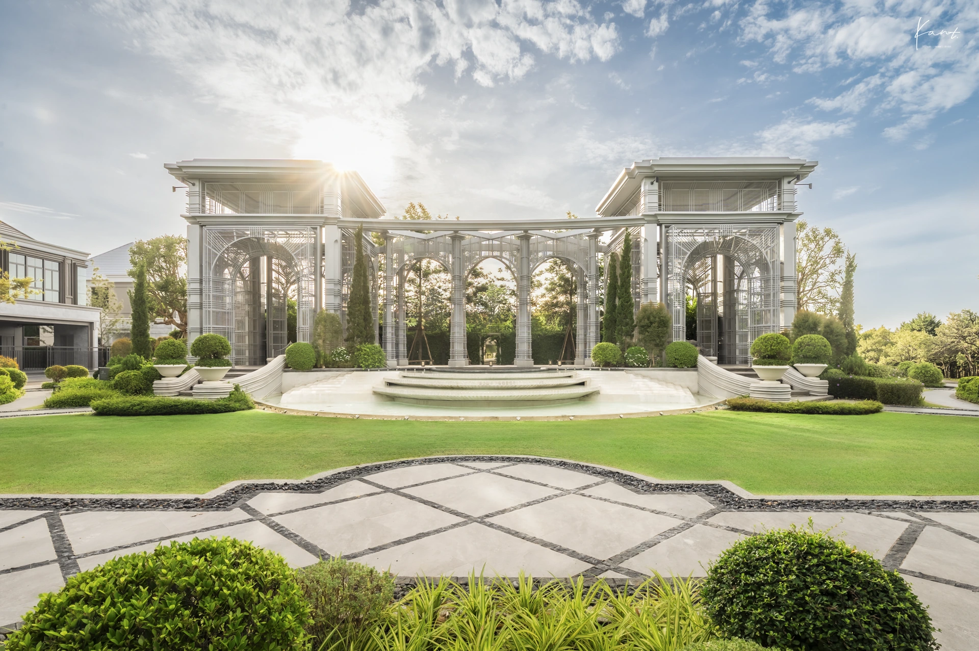ศาลาเสาสูงและสนามหญ้าส่วนกลางของ Grand Bangkok Boulevard บรมราชชนนี