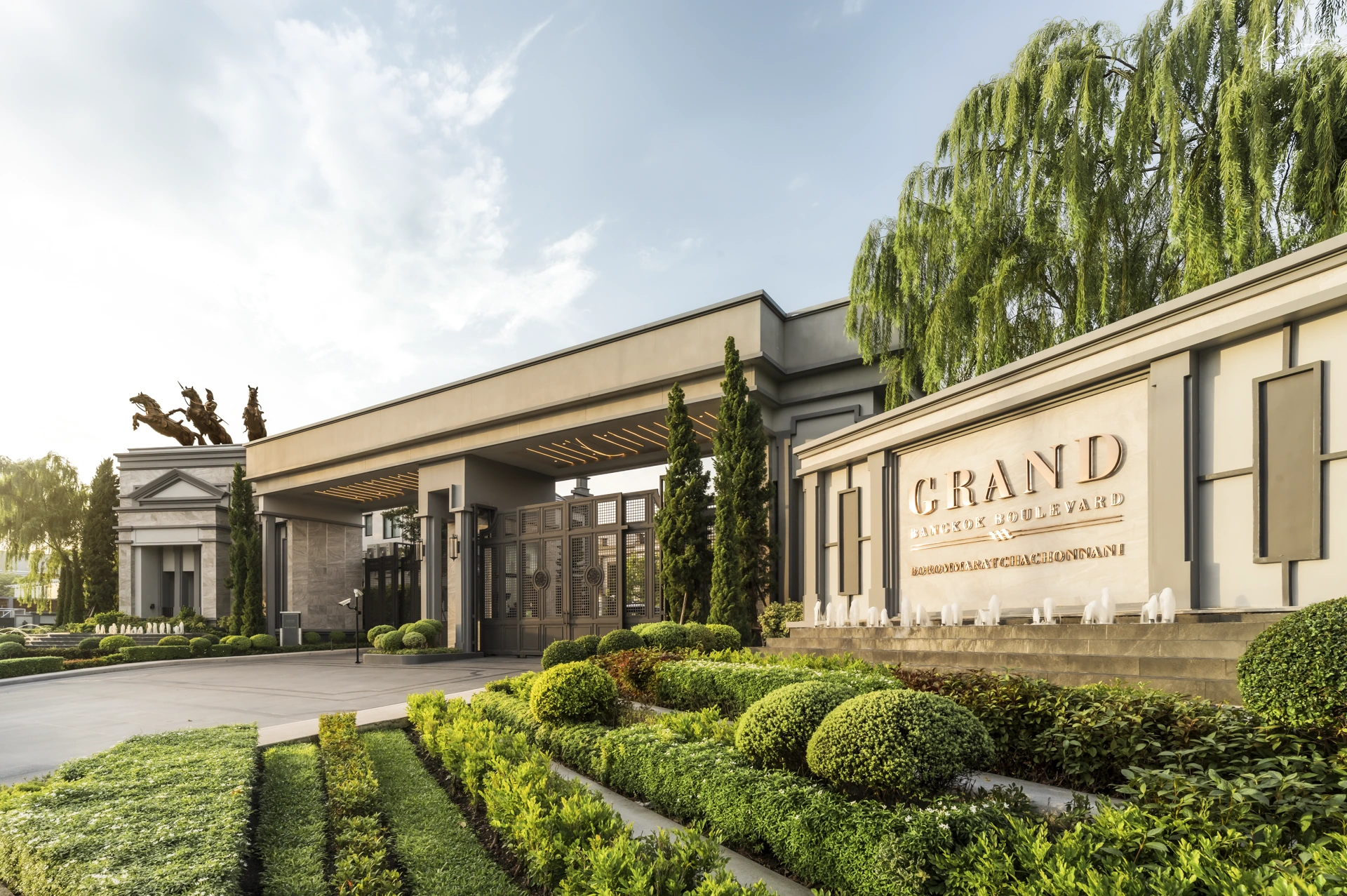 ซุ้มทางเข้าโครงการ Grand Bangkok Boulevard บรมราชชนนี ริมถนนบรมราชชนนี