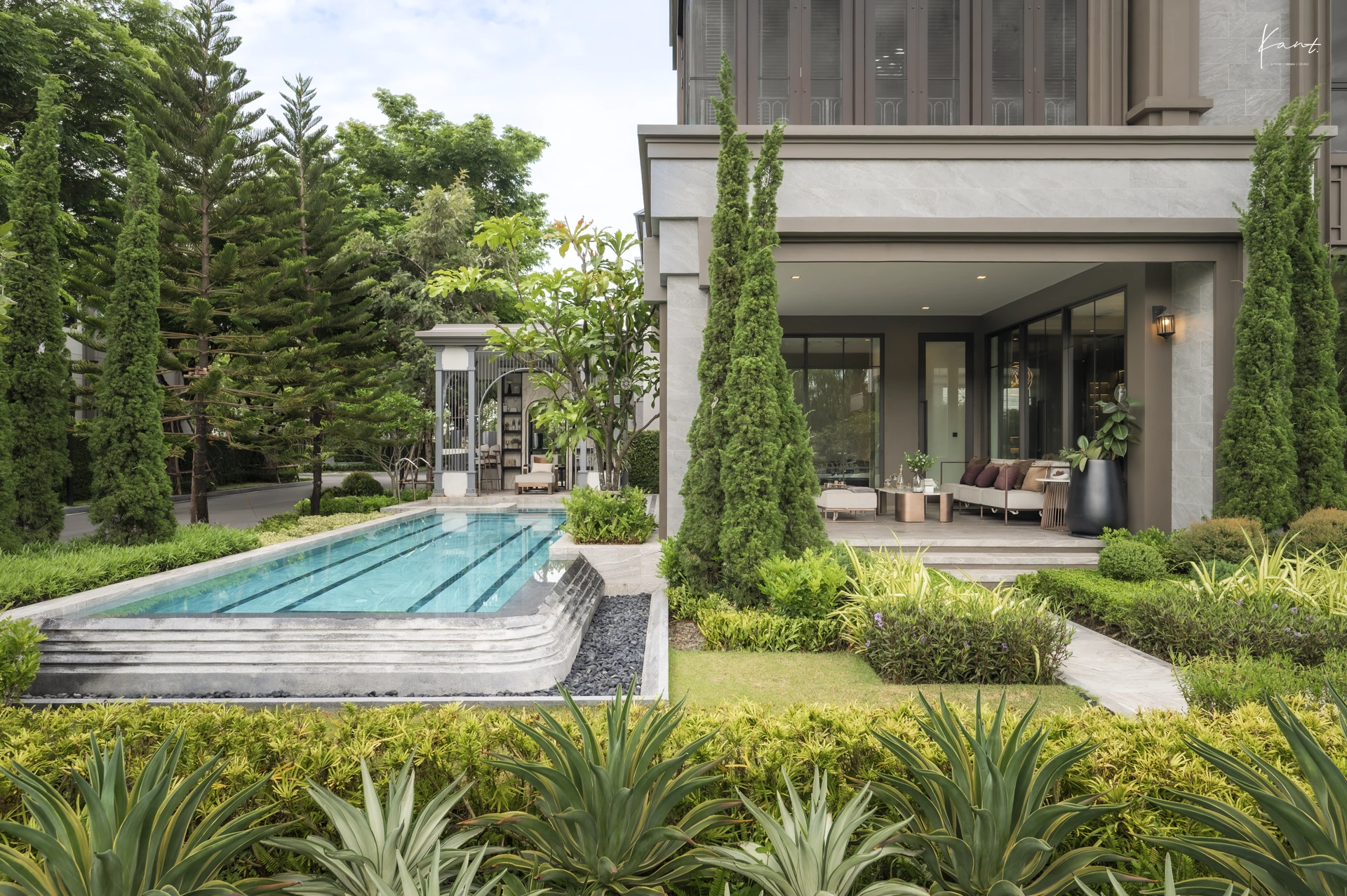 สระว่ายน้ำส่วนตัวและสวนข้างบ้านของบ้านเดี่ยวในโครงการ