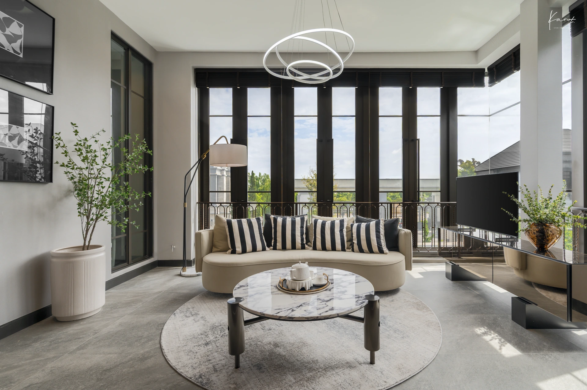 Upper-level Family Room ชั้นสองพร้อมหน้าต่างสูง