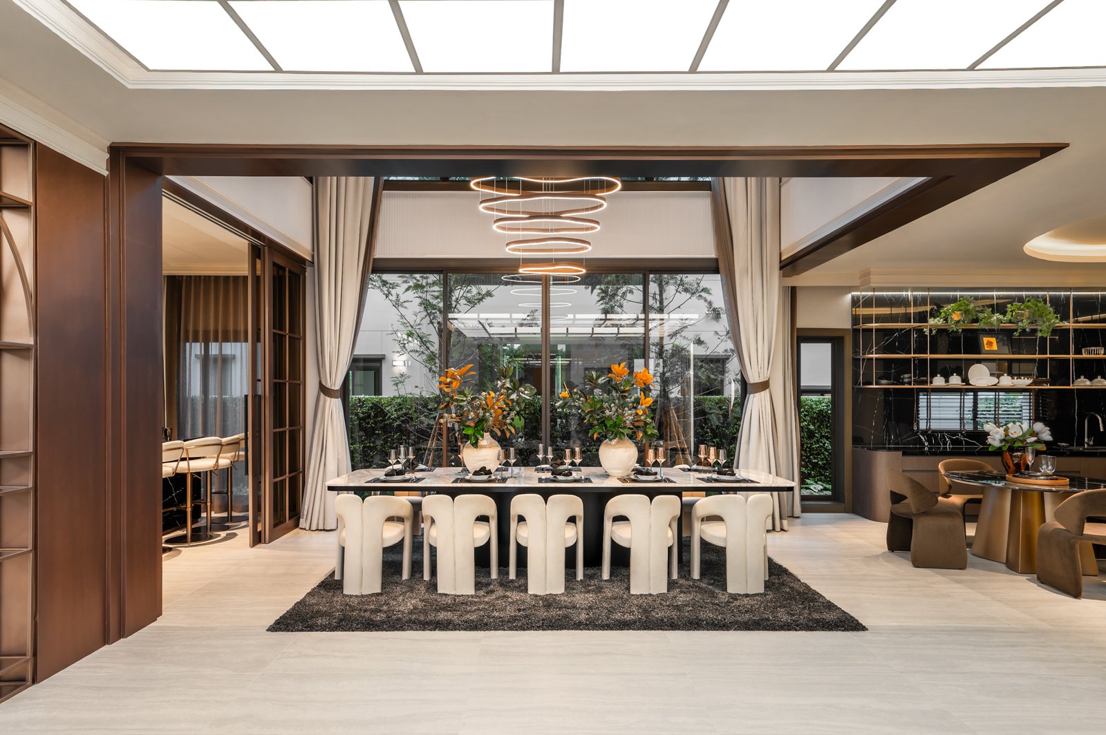ห้องรับประทานอาหารโต๊ะยาวเปิดออกสู่สวนในบ้านตัวอย่าง Grand Bangkok Boulevard ราชพฤกษ์-พรานนก
