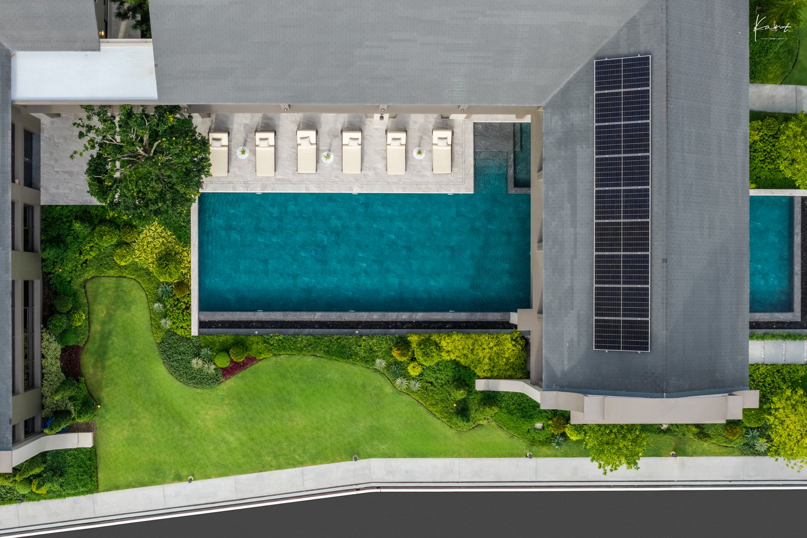 ภาพมุมสูงหลังคาติดตั้งโซลาร์รูฟตามมาตรฐาน SC Green Mark Grand Bangkok Boulevard ราชพฤกษ์-พรานนก