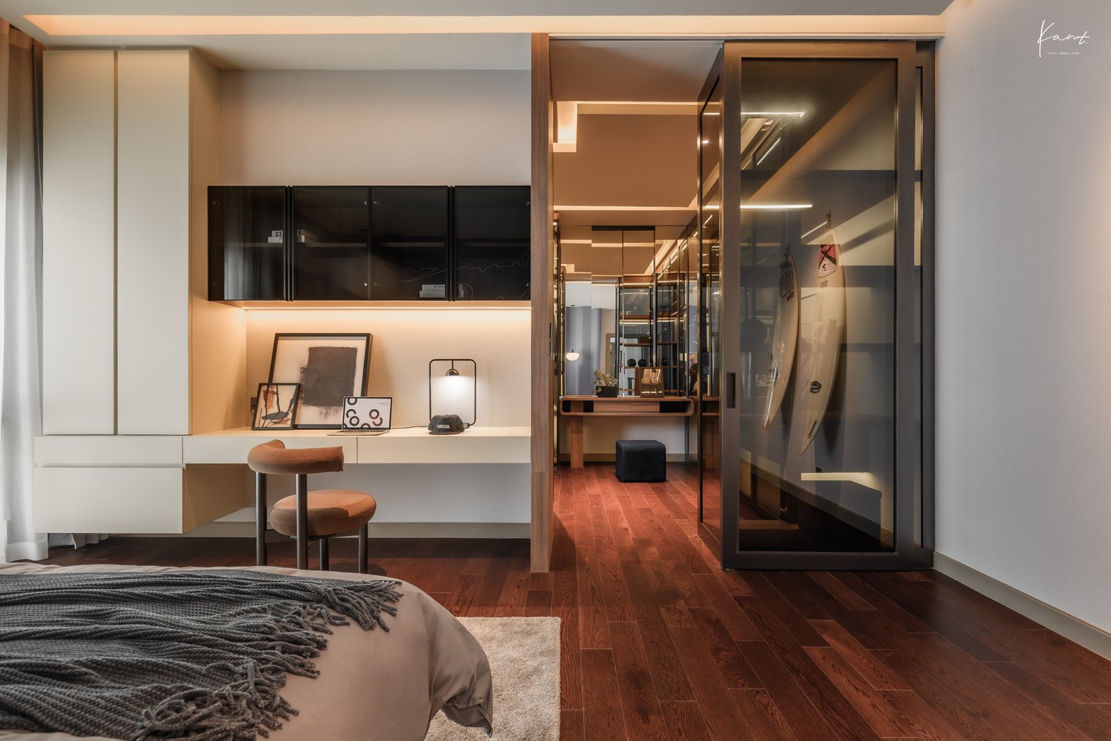 ห้องนอนพร้อมโซน Walk-in Closet บานกระจกสีชาดำกรอบโลหะ Grand Bangkok Boulevard ราชพฤกษ์-พรานนก