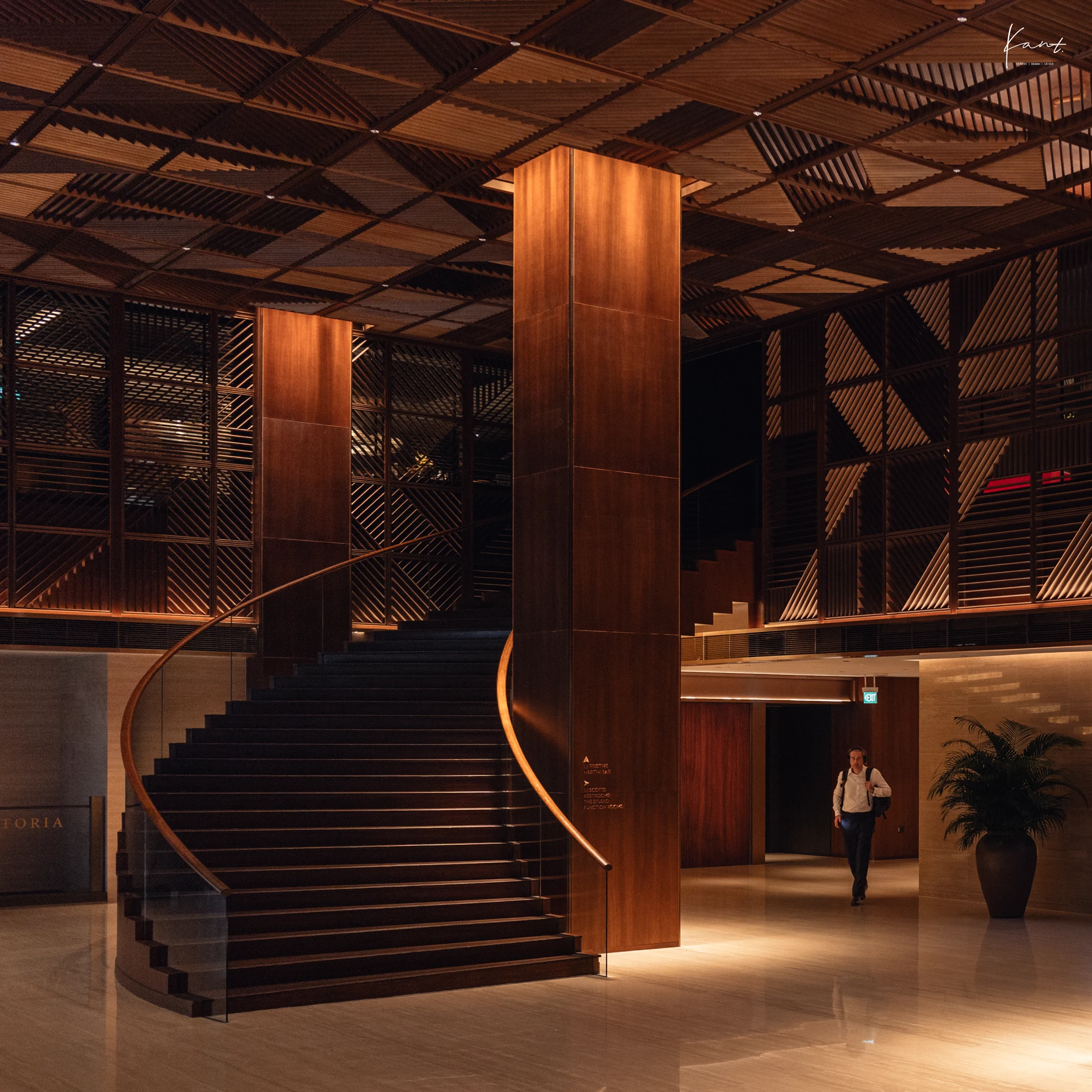 บันไดวนในล็อบบี้ Grand Hyatt Singapore กับผนังไม้ลายแปดเหลี่ยม