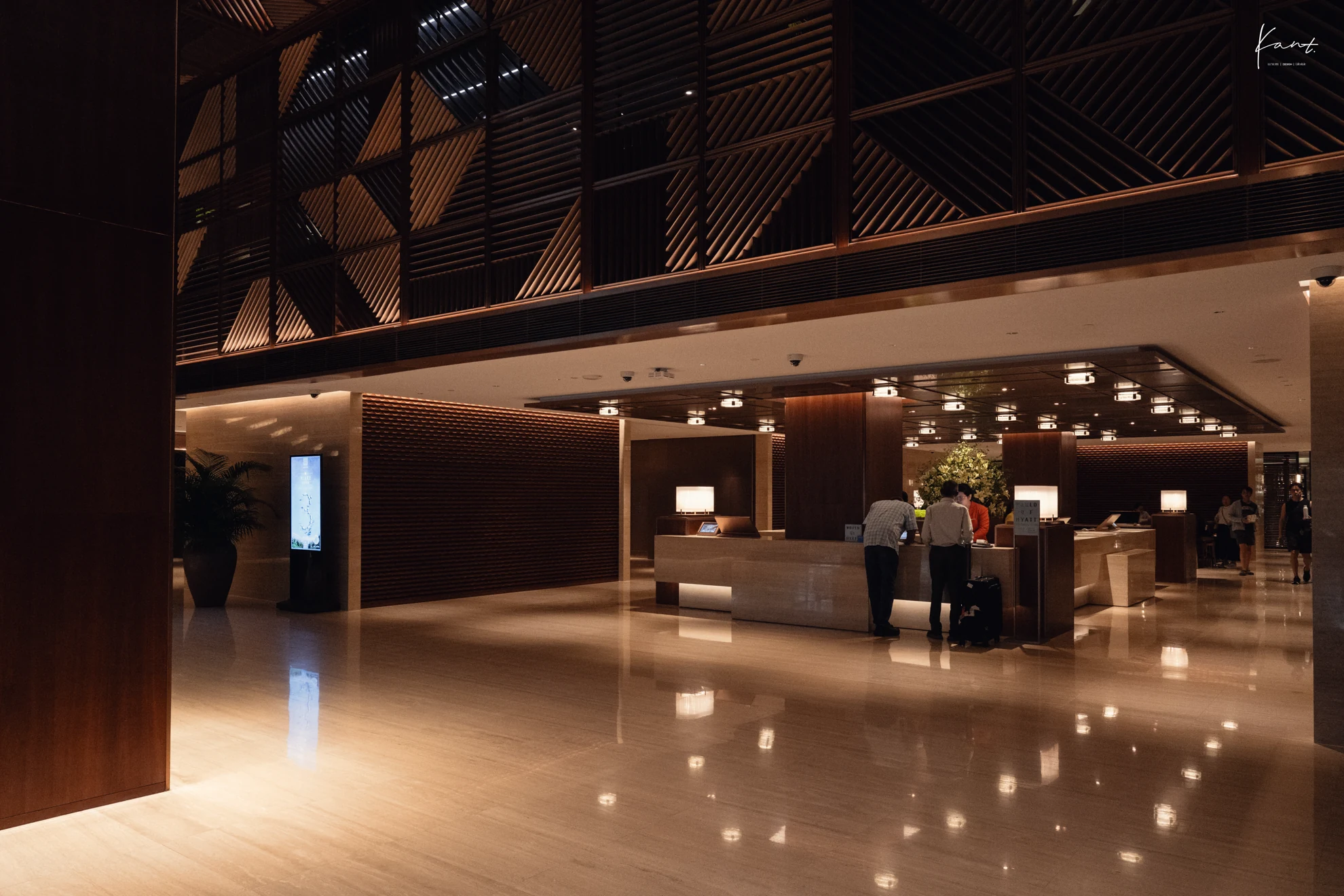 เคาน์เตอร์ต้อนรับและล็อบบี้มุมกว้างของ Grand Hyatt Singapore