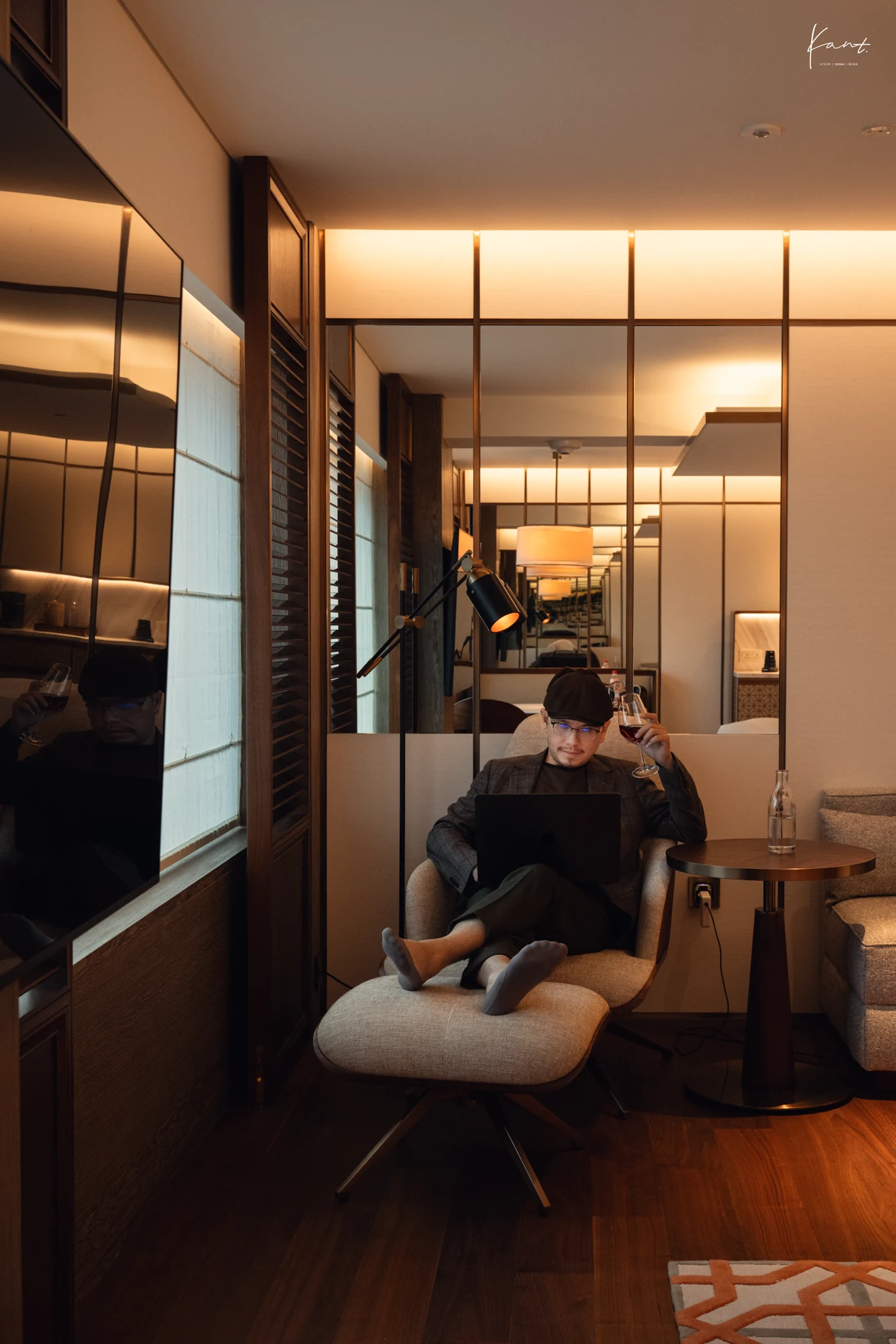เดย์เบดริมหน้าต่างในช่อง window alcove ของห้องพัก