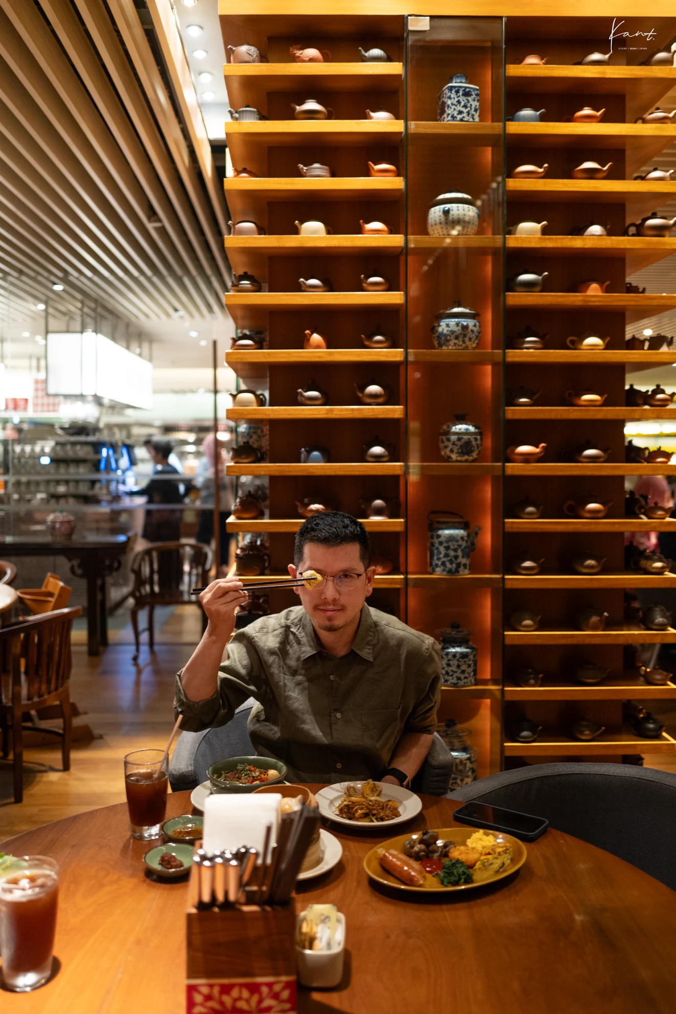 มื้ออาหารท้องถิ่นในห้องอาหาร StraitsKitchen