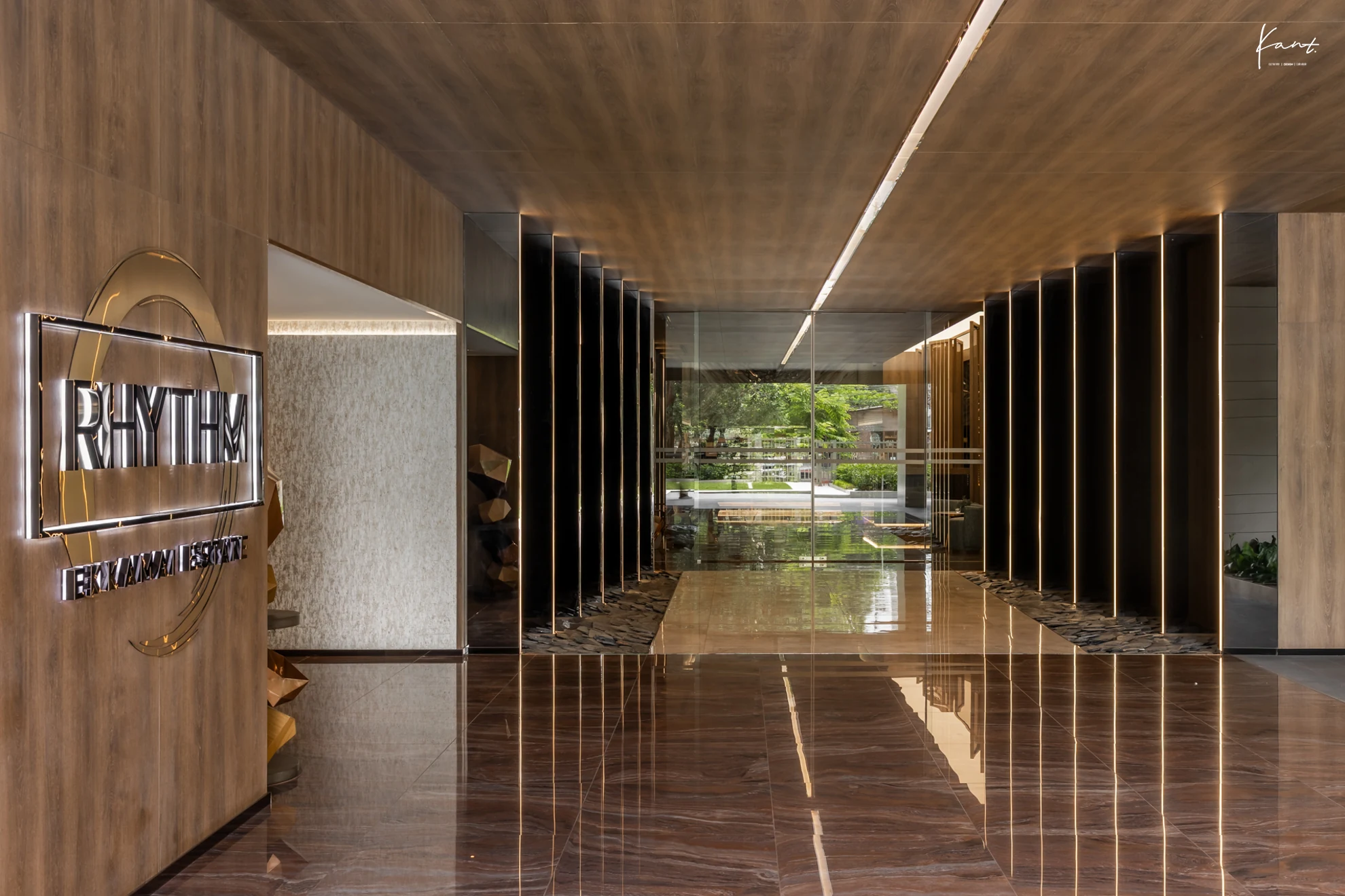 โถงทางเข้าพร้อมป้ายชื่อโครงการ RHYTHM Ekkamai Estate