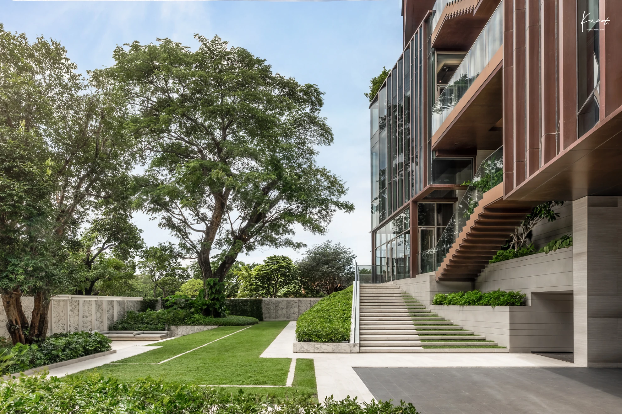 ต้นจามจุรีอายุกว่า 50 ปี และสนามหญ้าหน้าโครงการ RHYTHM Ekkamai Estate