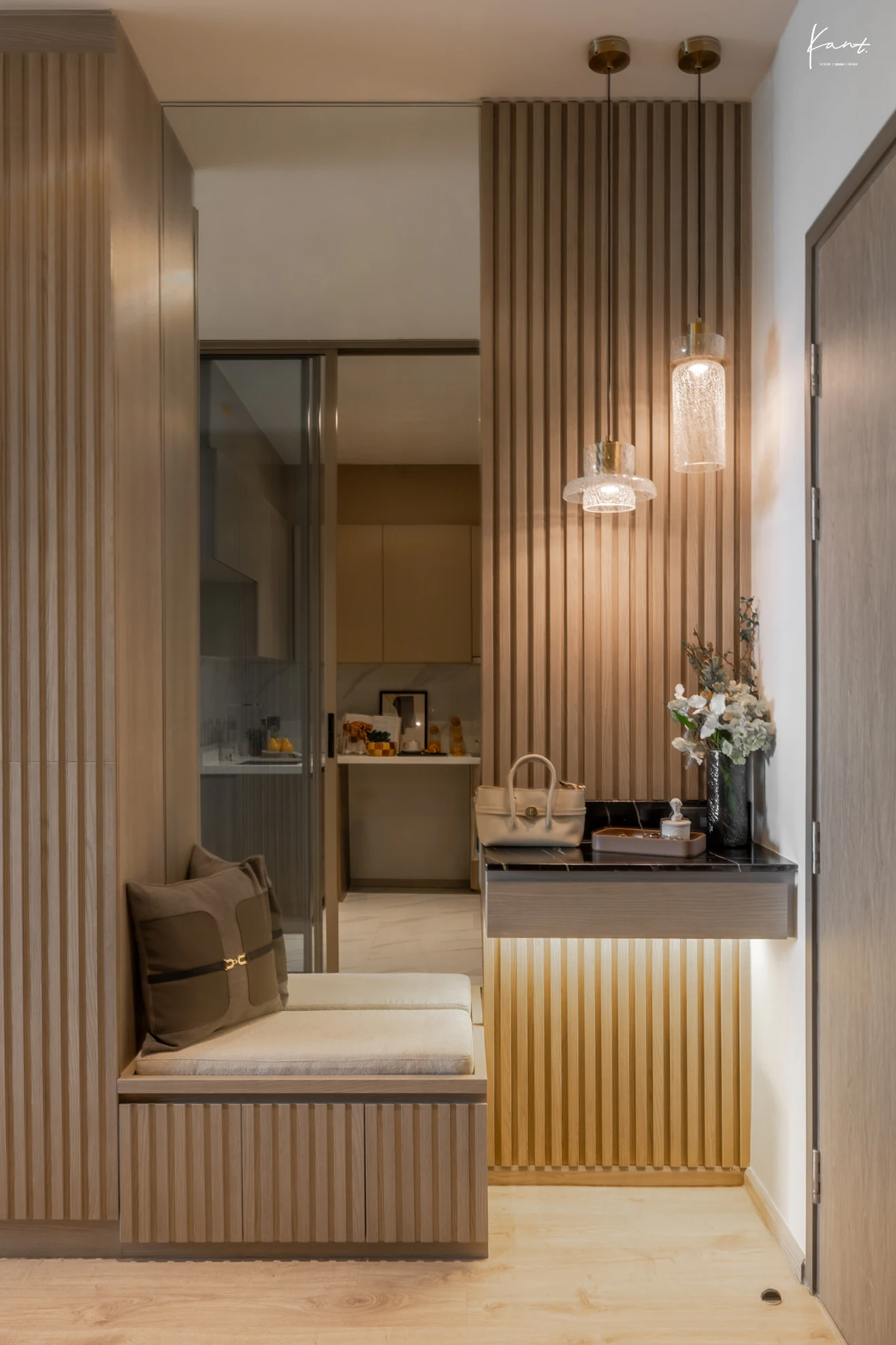 Foyer ทางเข้าห้องพร้อมม้านั่งและกระจกแต่งตัว