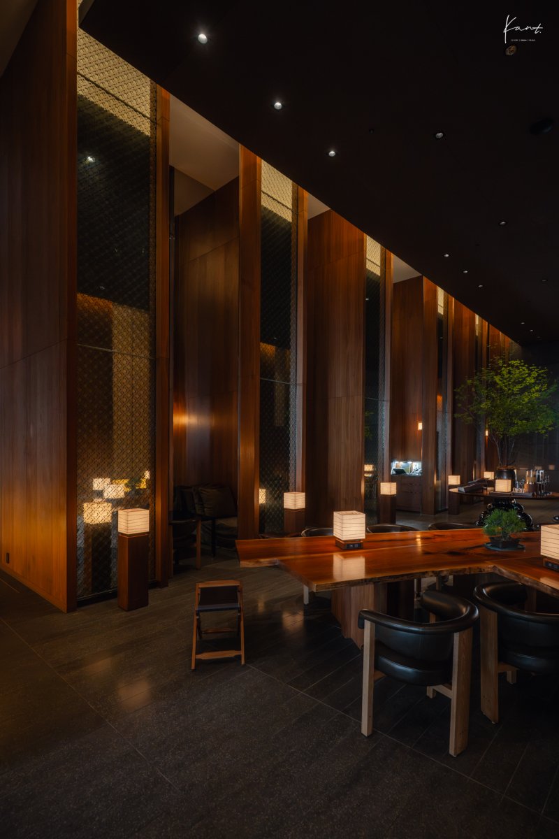 Andaz Lounge ยามค่ำกับโต๊ะไม้ยาวและวิวเมืองโตเกียว