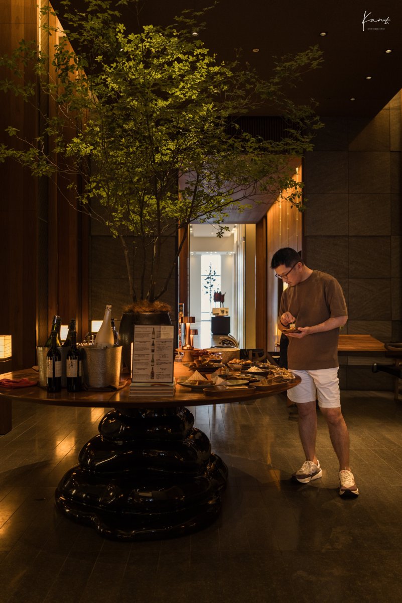 โต๊ะไม้จริงและเก้าอี้กระจายตัวใน Andaz Lounge