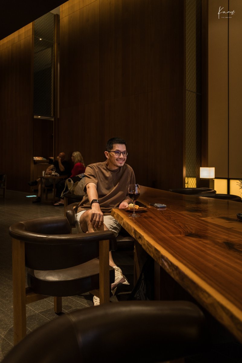 เคาน์เตอร์ไม้แผ่นเดียวใน Andaz Lounge ของ Andaz Tokyo
