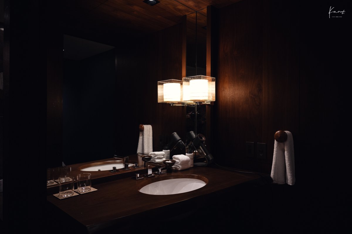 อ่างล้างหน้าและโคมไฟวาชิในห้องน้ำ Andaz Tokyo