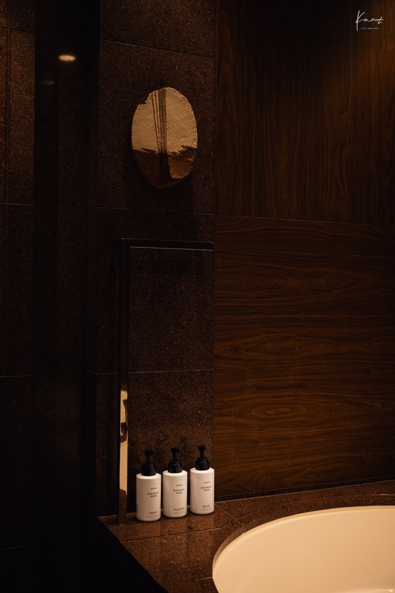 อ่างแช่ทรงกลมและ Amenities ของ Byredo ในห้องน้ำ Andaz Tokyo