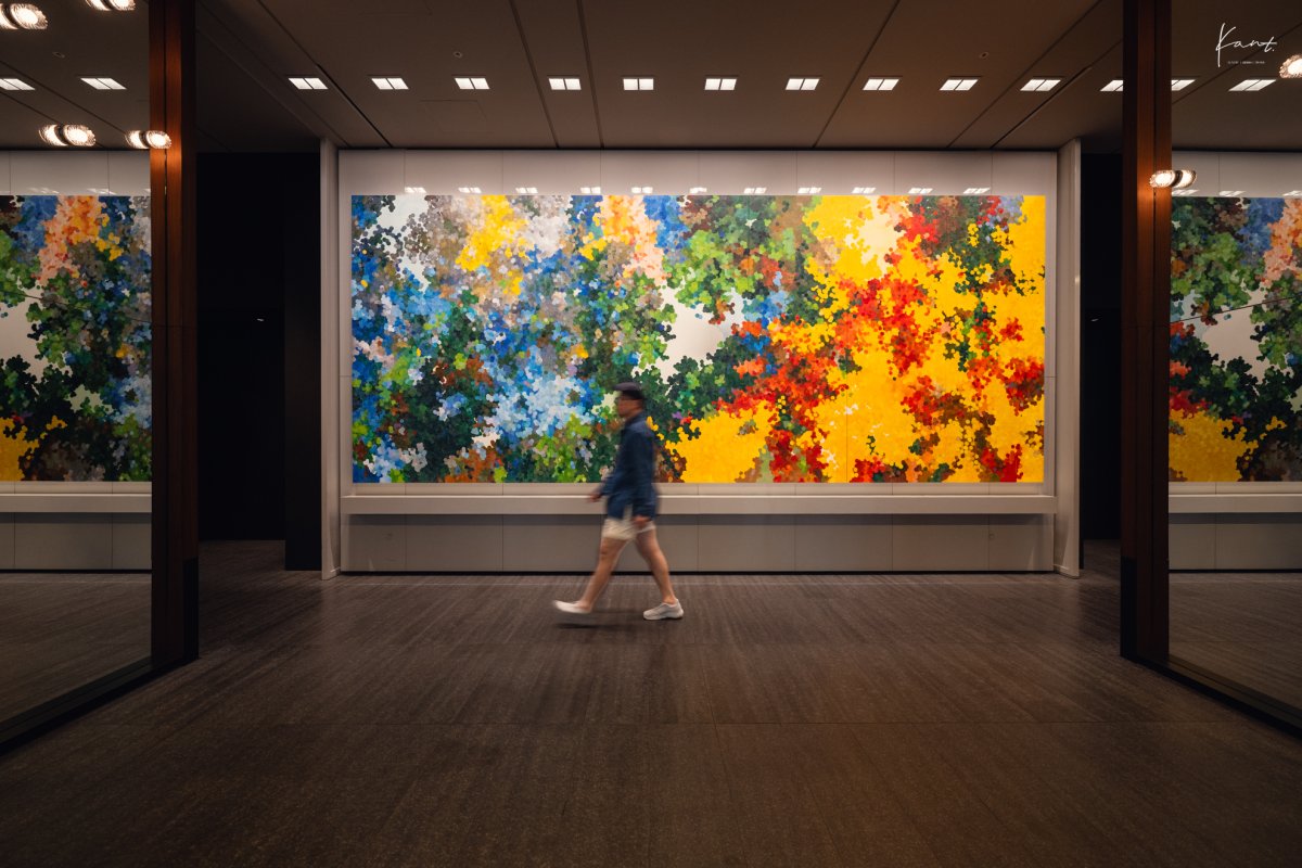 ทางเดิน Art Gallery ของ Andaz Tokyo กับงานศิลปะสีจัด