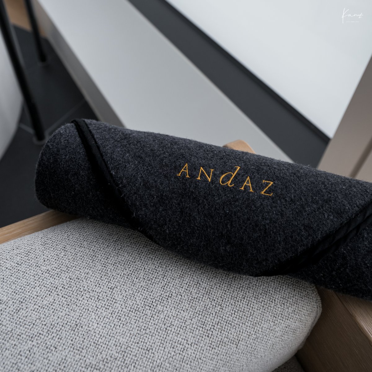 ผ้าคลุมตา ANDAZ บนเตียงทรีตเมนต์ที่ AO Spa