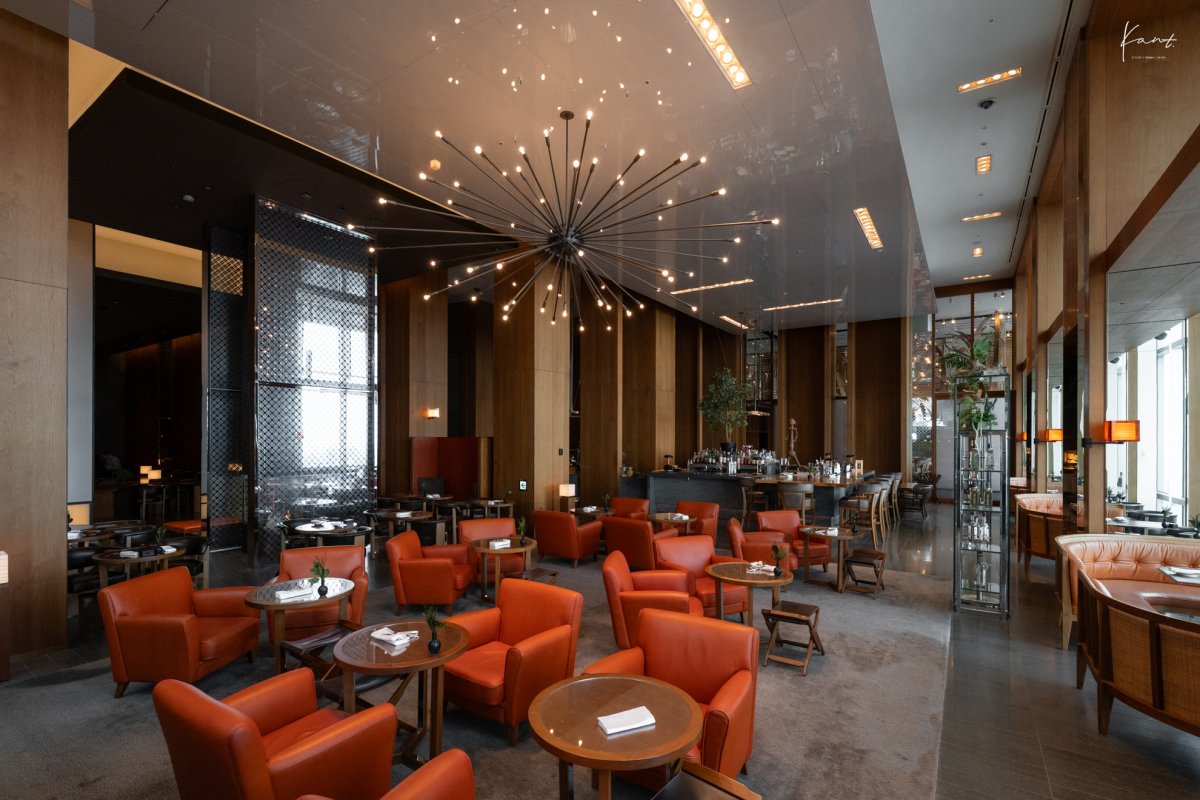 The Tavern ชั้น 51 กับโคมไฟช่อดาวและเก้าอี้หนังสีส้ม