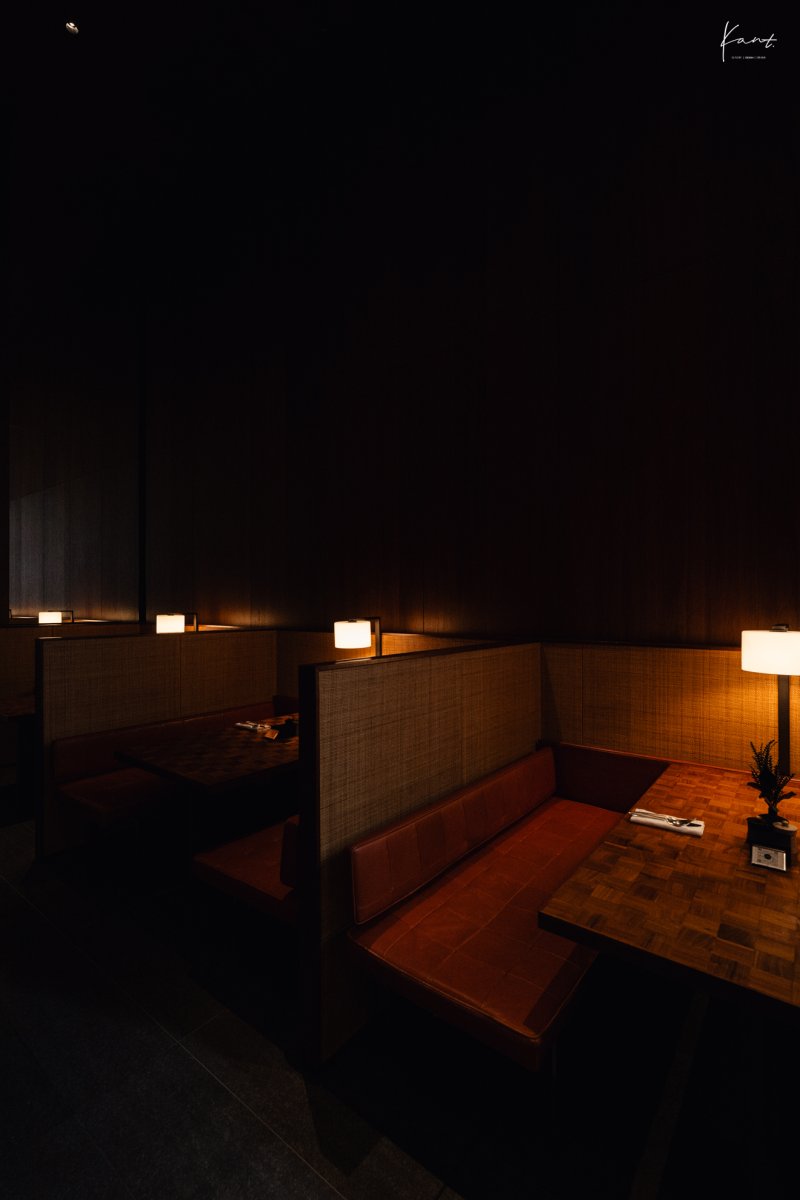 มุมนั่งส่วนตัวด้านในของ The Tavern ที่ Andaz Tokyo
