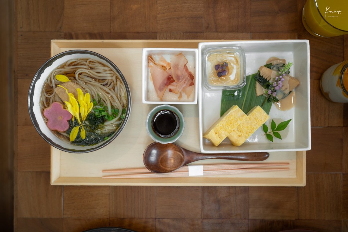 เซ็ตอาหารเช้าญี่ปุ่นดั้งเดิมของ Andaz Tokyo เสิร์ฟในกล่องไม้