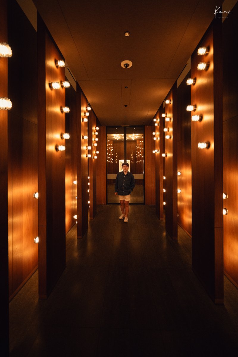โถงทางเข้า Andaz Tokyo ที่เรียงโคมไฟสองข้างทางเดิน
