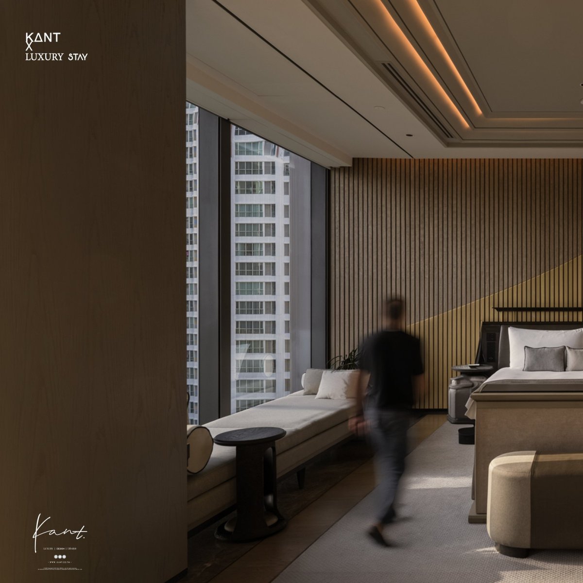 ห้องสวีทของ Aman Nai Lert Bangkok พร้อมฉากไม้ระแนงสีทองและเตียงมองเห็นเส้นขอบฟ้ากรุงเทพฯ