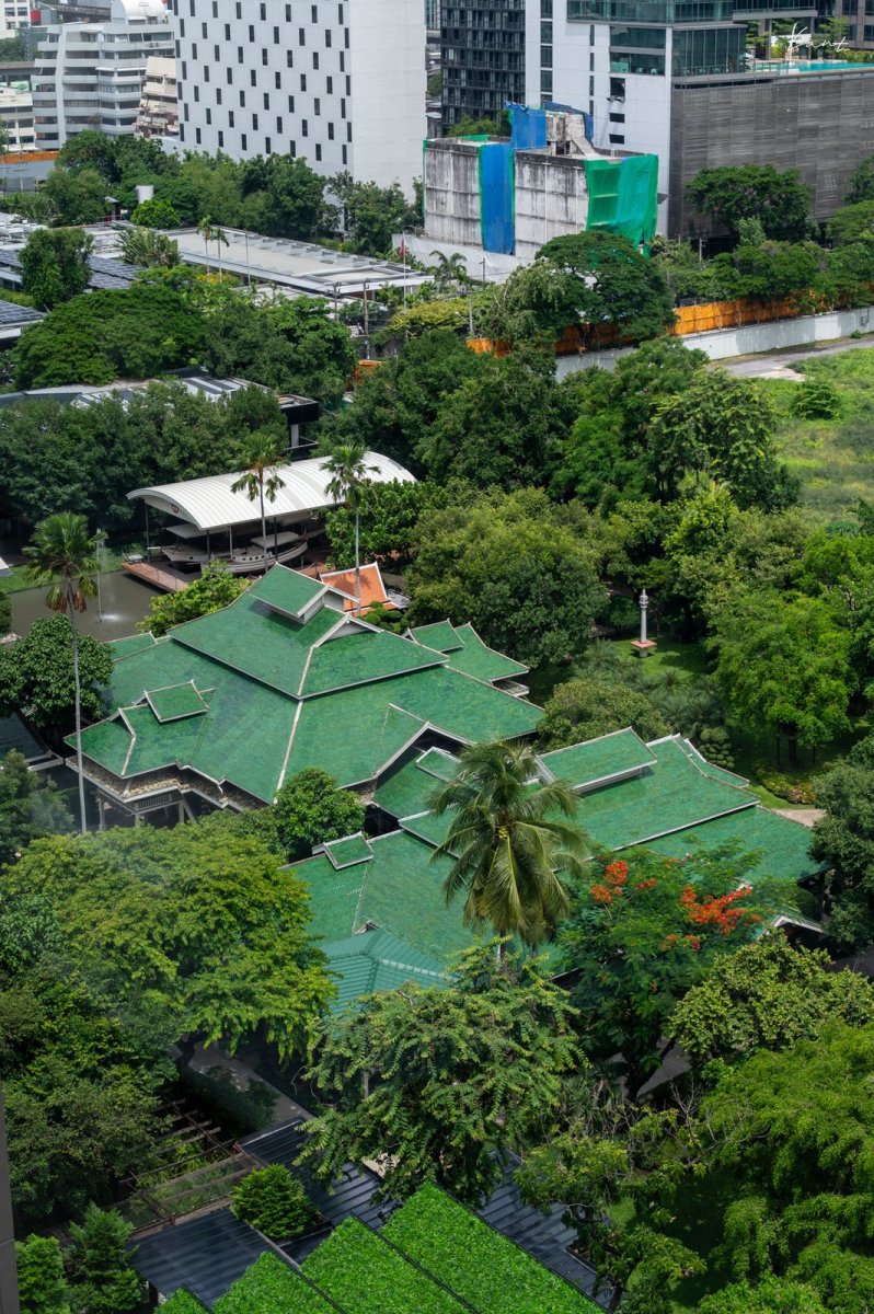 ภาพมุมสูงสวน Nai Lert Park กับหลังคาเรือนมรดกตระกูลนายเลิศกลางย่านเพลินจิต