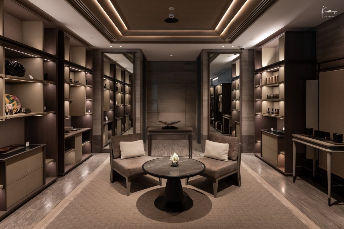 The Boutique ของ Aman Nai Lert Bangkok จัดวางสินค้าบนชั้นไม้โทนเข้ม