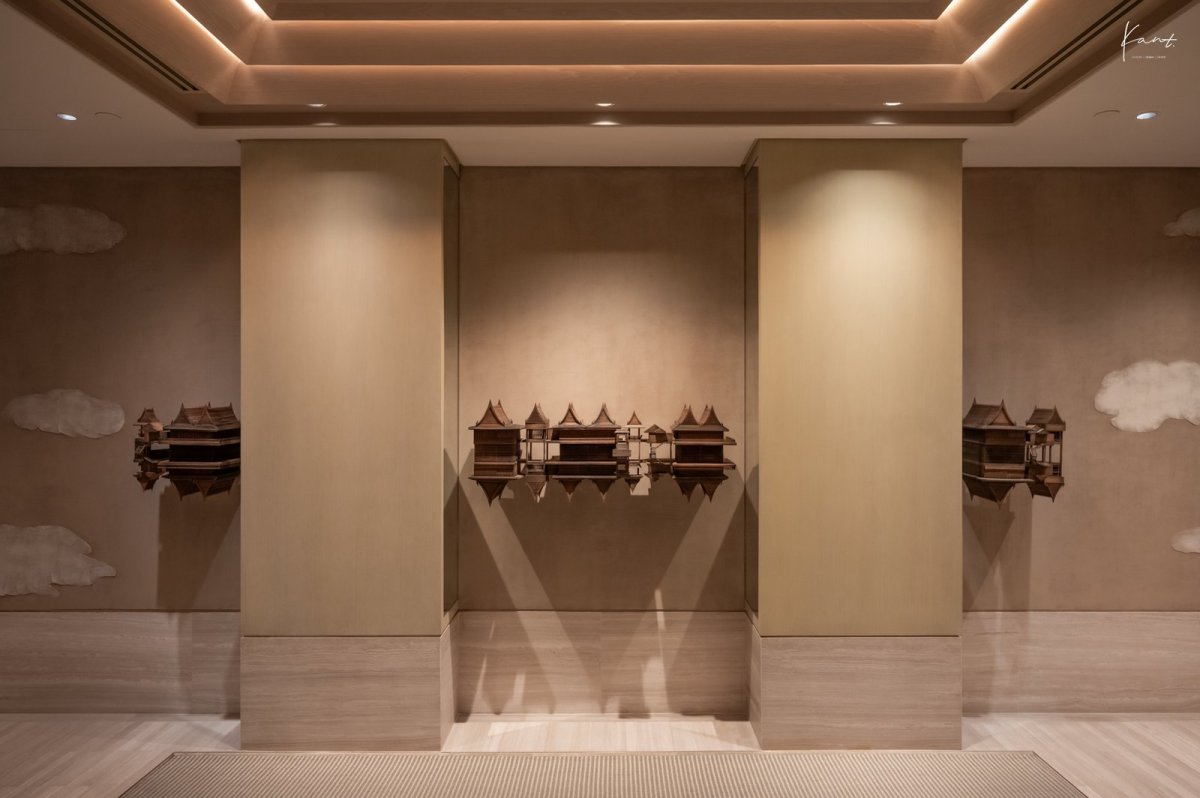แบบจำลองสถาปัตยกรรมไทยแกะสลักจากไม้ที่โถงต้อนรับ Aman Spa ชั้น 10