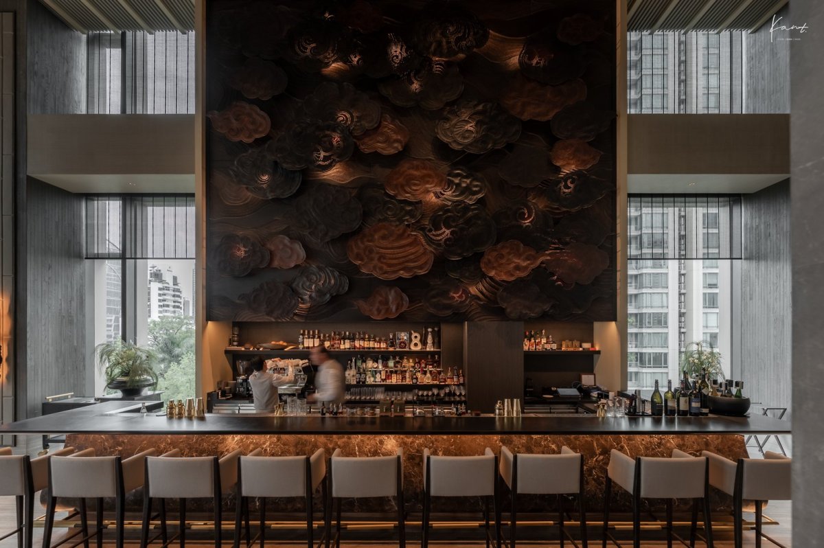 เคาน์เตอร์บาร์ของ 1872 Lounge and Bar กับผนังงานใบบัวโลหะ