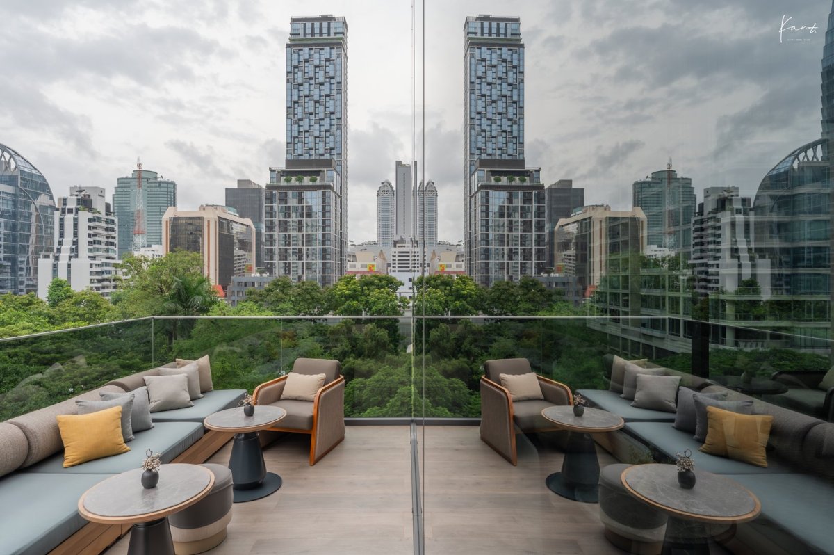 ระเบียงกลางแจ้งของ 1872 Lounge and Bar มองเหนือยอดไม้ใจกลางกรุงเทพฯ