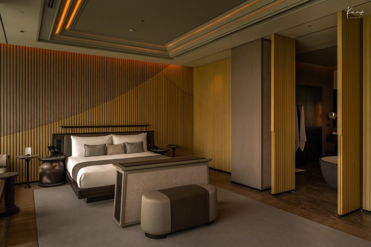Premier Suite แบบ Open-plan เตียงนอนกับฉากไม้ระแนงสีทอง
